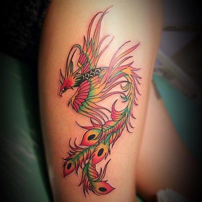 Tatouage plume et phoenix jaune, rouge et vert